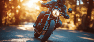 小排気量バイクで走り出す初心者のイメージ